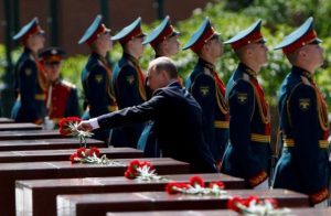 Russian President Vladimir Putin attends a wreath-laying ceremony marking the 75th anniversary of the Nazi German invasion, by the Kremlin walls in Moscow, Russia, June 22, 2016. REUTERS/Grigory Dukor