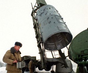 SS-19 strategic missile warhead is loaded into a silo at a site near Saratov, 900 km (563 miles) south of Russia