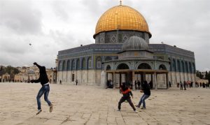 Throwing stones on the Temple Mount