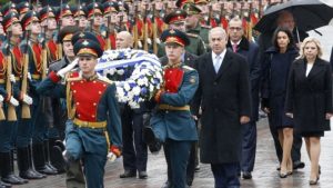 Prime Minister Benjamin Netanyahu and his wife Sara take part in a wreath laying ceremony at the Tomb of the Unknown Soldier in central Moscow on June 7, 2016